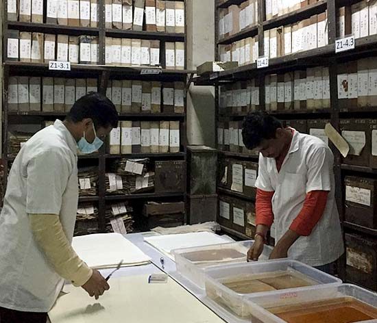 Training police volunteers in best practices of archiving and paper conservation